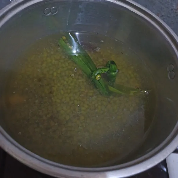 Didihkan air, masukkan jahe dan daun pandan lalu masukkan kacang hijau. Lalu masak 5 menit, matikan kompor, tutup selama 30 menit.