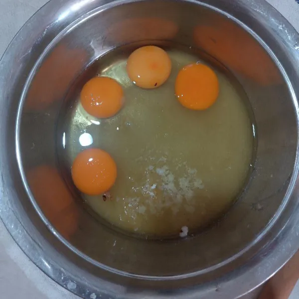 Siapkan wadah bersih. Masukkan telur, gula, garam dan sp. Mixer hingga mengembang dengan kecepatan full cepat.
