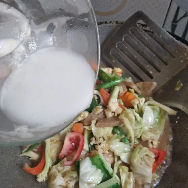 Masukkan potongan tomat dan larutan tepung maizena. Aduk dan masak kembali sampai air menyusut. Koreksi rasa dan siap disajikan.