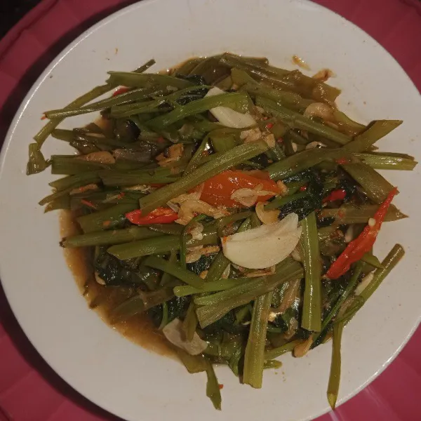 Tambahkan air dan udang ebi, tunggu sampai air susut, tambahkan penyedap rasa, koreksi rasa dan sajikan ✨✨