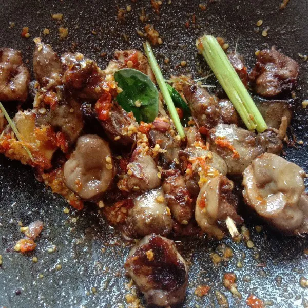 Masukkan ati ampela, aduk rata.