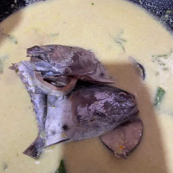 Masukkan ikan tongkol kedalam kuah gulai tersebut.