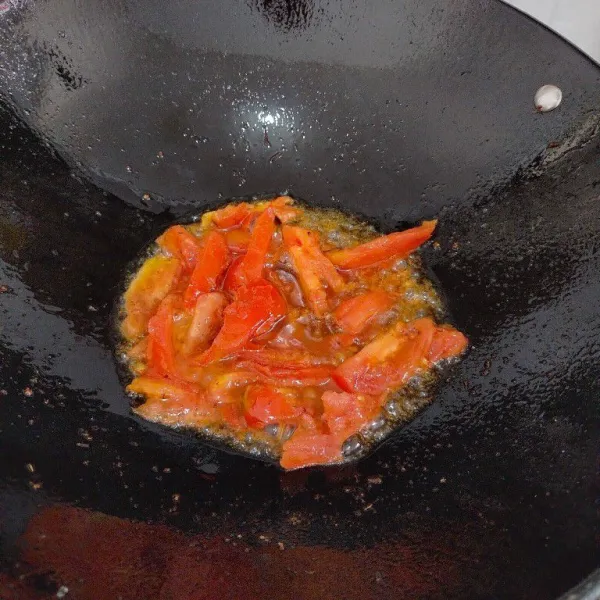 Tumis tomat yang sudah diiris.