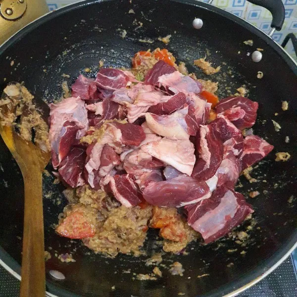 Masukkan daging, aduk sampai daging berubah warna.