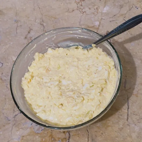 Aduk campuran bawang dan telur hingga merata lalu sesuaikan rasa jika diperlukan.