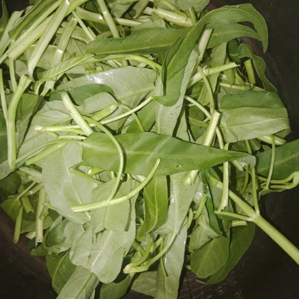 Lalu masukan kangkung dan oseng-oseng sampai agak layu.