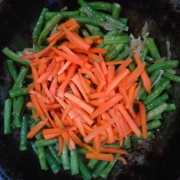 Masukkan potongan wortel, masak hingga sayuran matang.