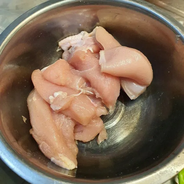 Marinasi dada ayam dengan garam dan lada di kedua sisi.