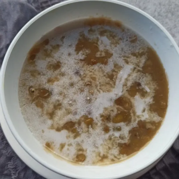 Sajikan bubur kacang hijau bersama susu cair sesuai selera.