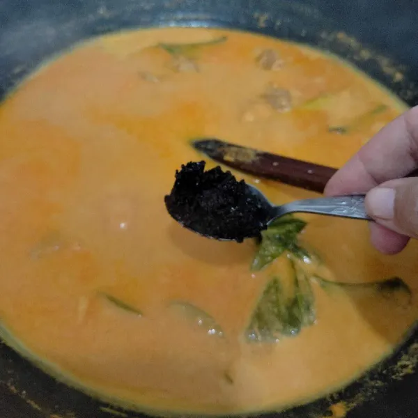 Tambahkan santan, masak hingga mendidih lalu beri bunga lawang, cengkeh, buah pala, kapulaga, bumbu kambing, dan ambu-ambu. Masak hingga santan mengeluarkan minyak.