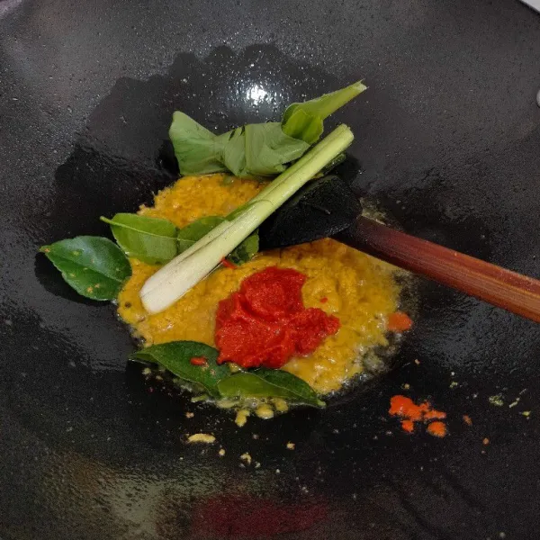 Tumis bumbu halus hingga harum lalu masukan bumbu aromatik, aduk rata dan masak hingga harum.