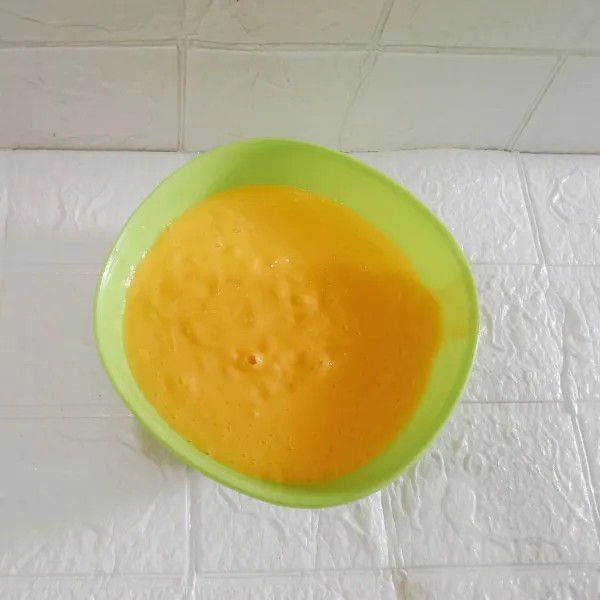 Blender daging mangga sampai halus.