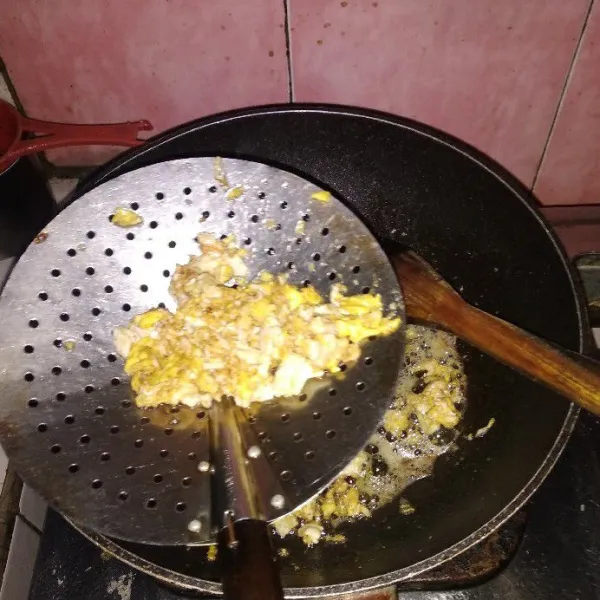 Orak arik telur dengan sedikit minyak panas, kemudian ambil sebagian telur orak arik dan sisihkan.