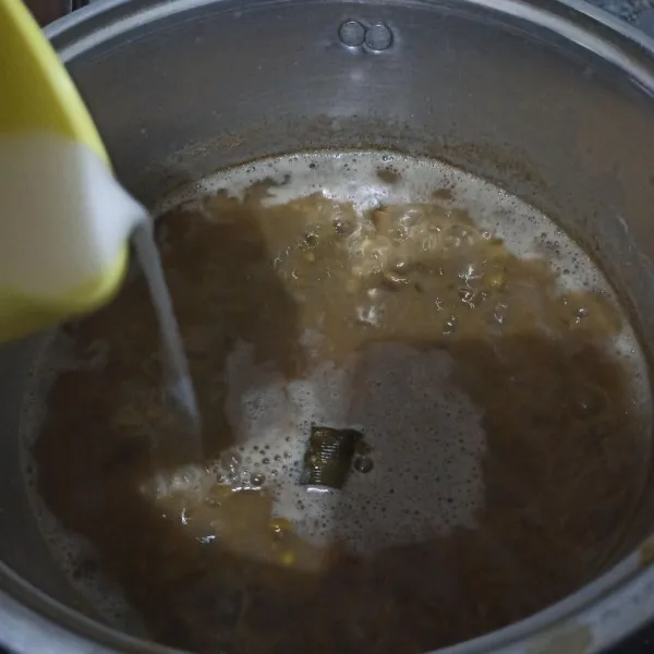 Masukkan larutan krimer bubuk dan larutan pengental. Setelah itu aduk hingga mengental. Matikan kompor, tutup panci selama 5-10 menit.