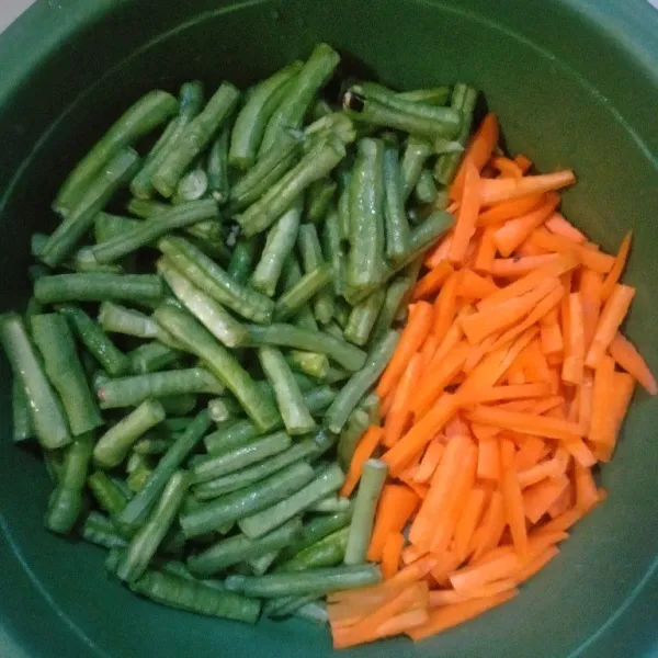 Cuci bersih sayuran. Potong-potong sesuai selera.