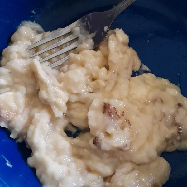 Hancurkan pisang menggunakan garpu.