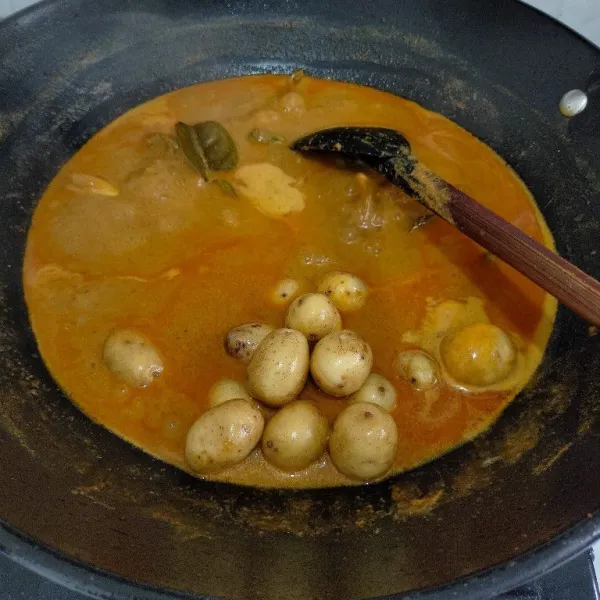 Masukkan kentang, garam dan kaldu bubuk. Koreksi rasa dan masak hingga kentang matang.