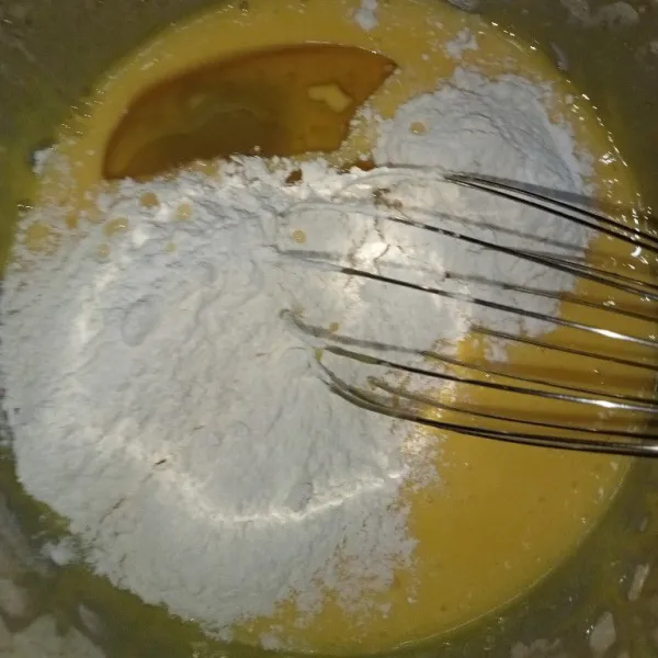 Adonan Pasta: campur gula pasir, susu bubuk, tepung maizena, tepung terigu, dan baking powder double acting. Lubangi tengahnya. Tuang kuning telur di tengah, aduk searah dari arah dalam menggunakan whisk, sambil dituangi minyak sayur dan santan.