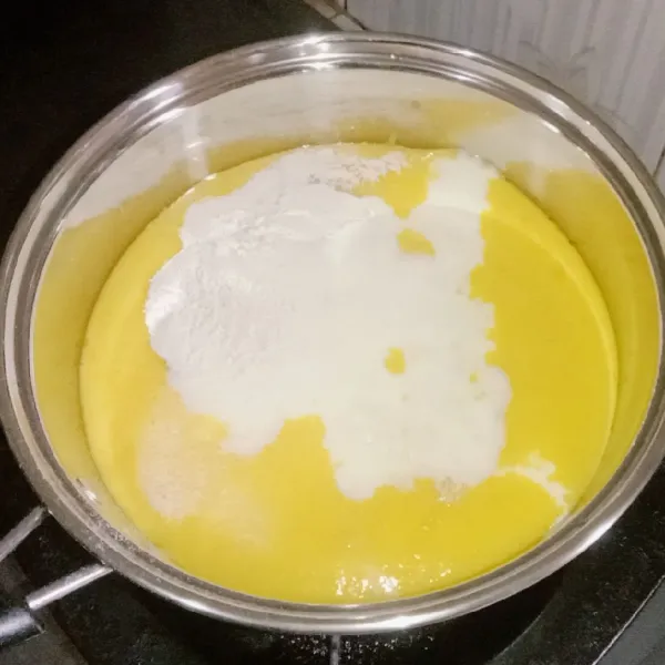 Masukkan susu, gula, agar-agar, susu kental manis dan mangga yang sudah diblender. Masak sampai mendidih.