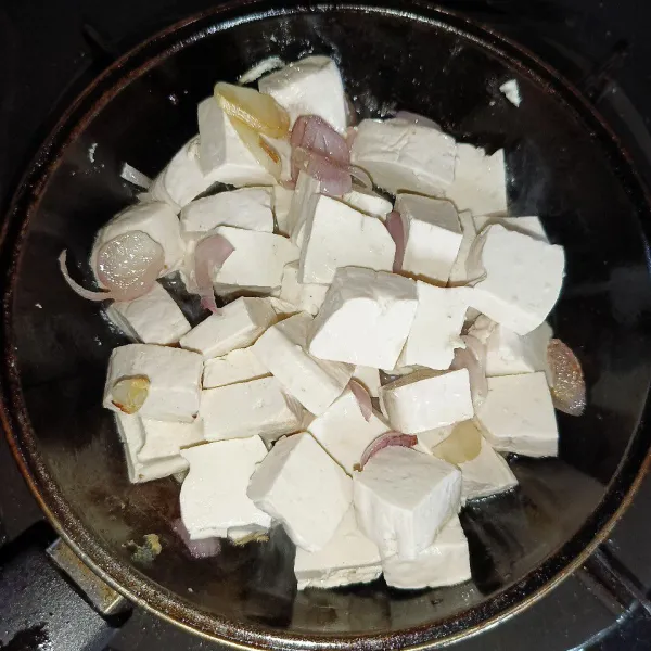 Masukkan tahu dan aduk perlahan.