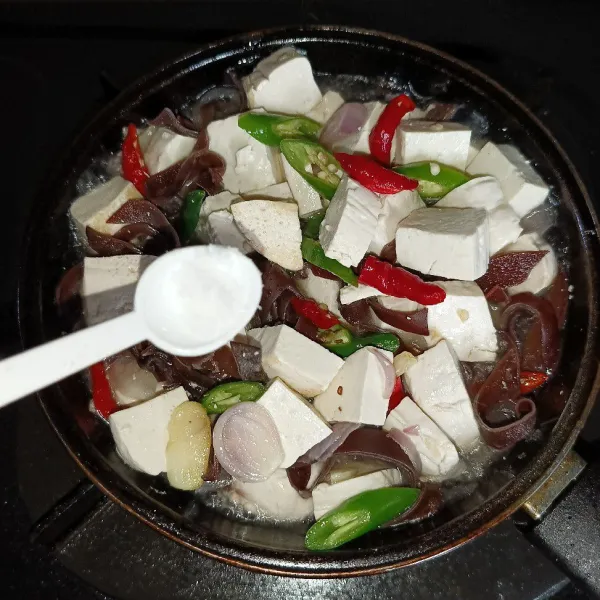 Bumbui dengan garam, lada bubuk, gula pasir dan kaldu jamur. Masak sampai matang, koreksi rasanya dan siap disajikan.