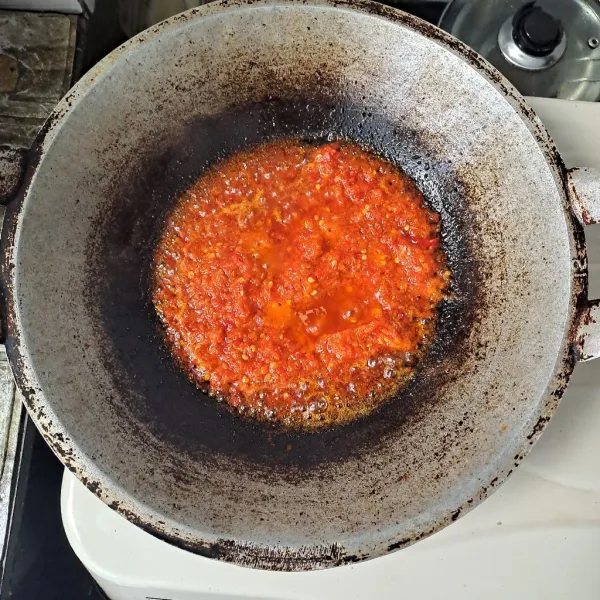 Haluskan. Dan tumis sambal hingga tanak.