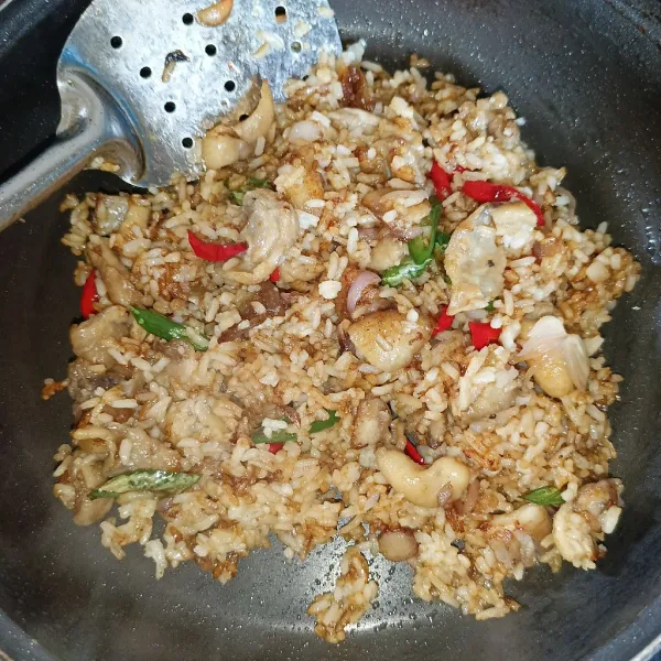 Aduk-aduk nasi sampai matang dan sedikit kering, koreksi rasanya dan siap disajikan.