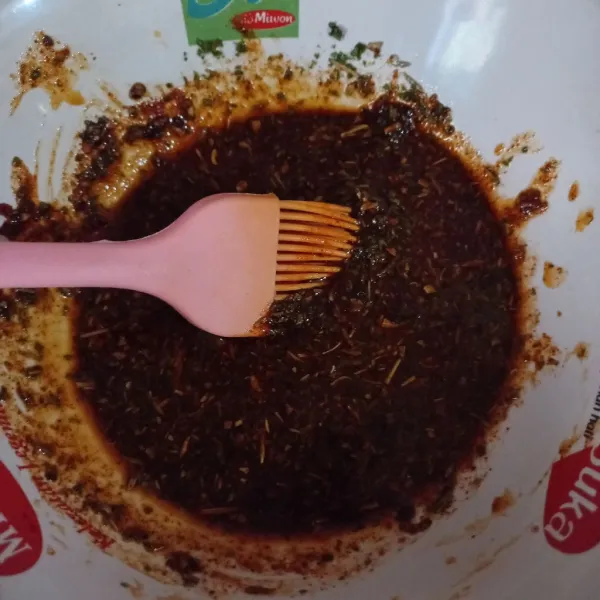 Tuangkan minyak goreng sambil diaduk hingga menjadi pasta.