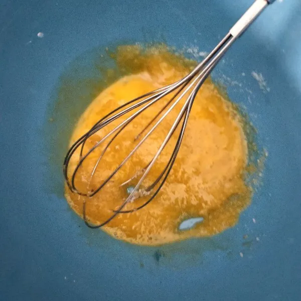 Kocok lepas telur.