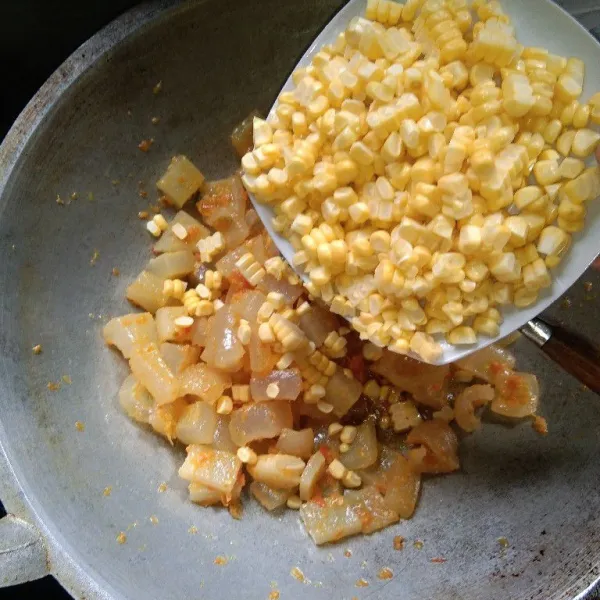 Lalu masukkan jagung manis pipil, masak hingga layu.