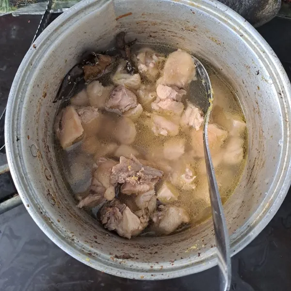 Rebus ayam hingga setengah empuk. Sisihkan.