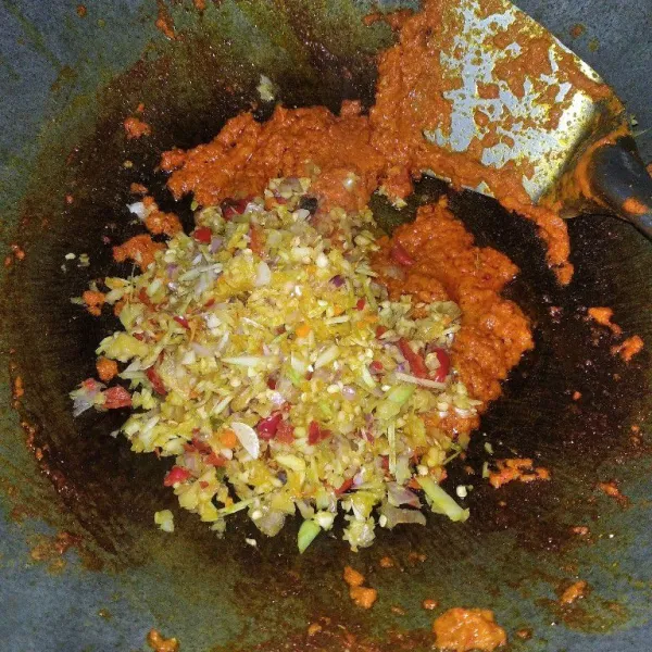 Masukkan bumbu rajang, aduk hingga rata dan aroma wangi.