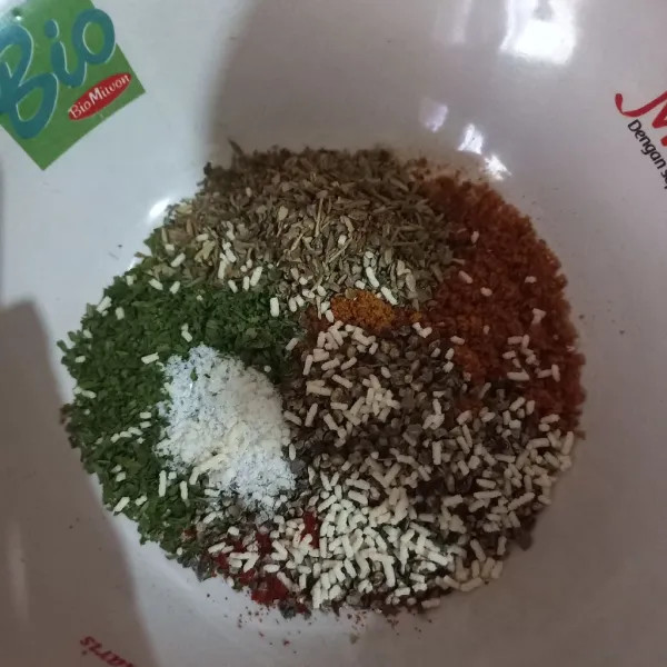 Masukkan semua bumbu dalam mangkuk/wadah, aduk hingga rata.