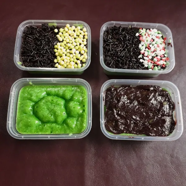 Setelah dingin beri toping selai cokelat, meses dan sprinkle.