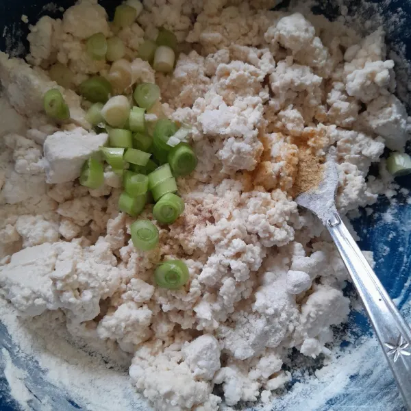 Masukan daun bawang, kaldu bubuk garam dan air aduk sampai semua adoanan bisa di bulatkan.