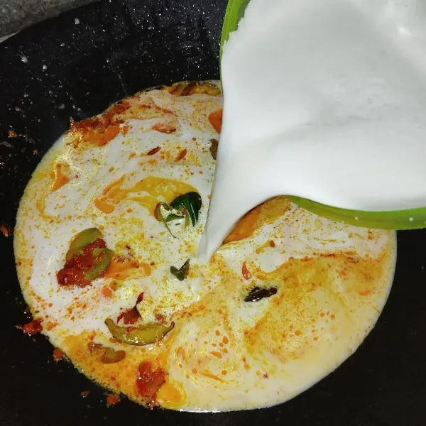 Tambahkan santan. Masak hingga mendidih.