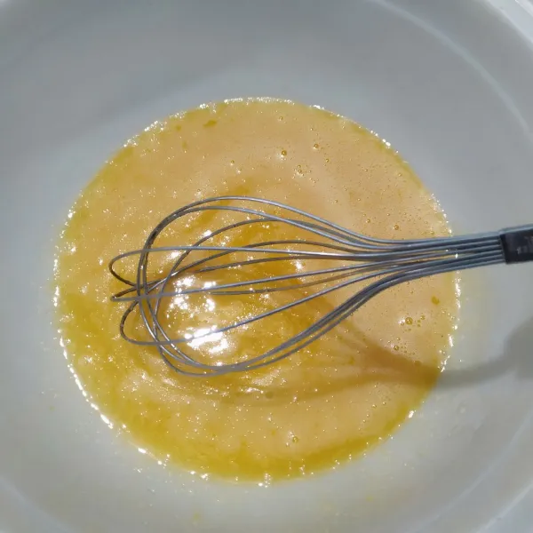Kocok telur dan gula pasir menggunakan whisk hingga gula larut.