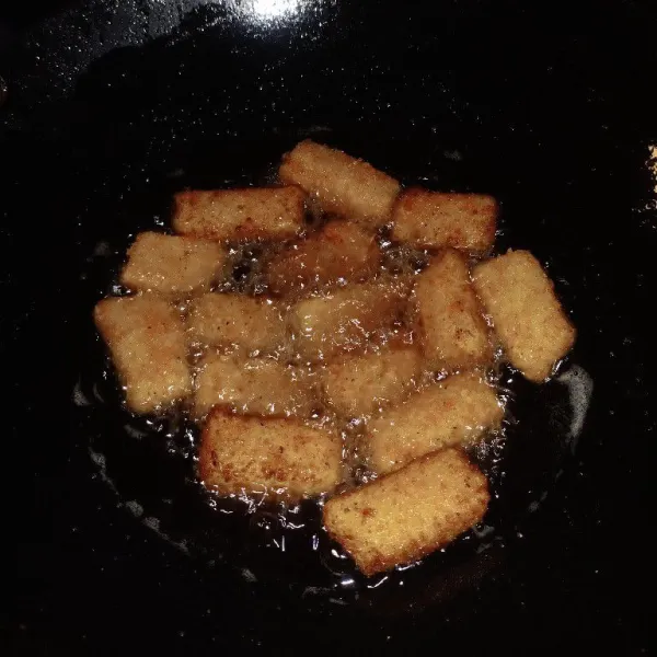 Lalu goreng hingga kuning keemasan.