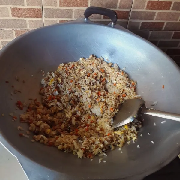 Tambahkan garam, kaldu, gula, saos tiram, kecap asin, kecap manis, merica dan cabai bubuk, aduk rata dan masak hingga matang.