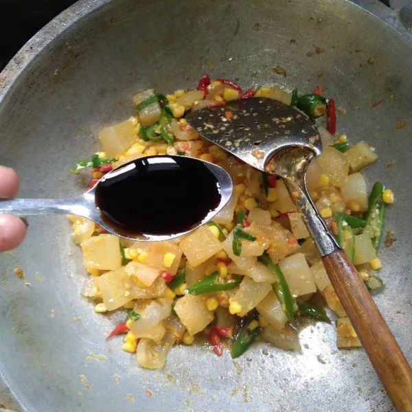 Beri bumbu,kecap manis, garam, kaldu bubuk dan gula pasir, masak hingga matang dan bumbu meresap, kemudian tes rasa lalu matikan api.