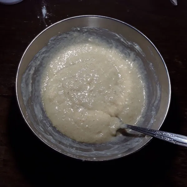 Tuang campuran air ke dalam tepung sedikit demi sedikit sambil diaduk hingga rata.