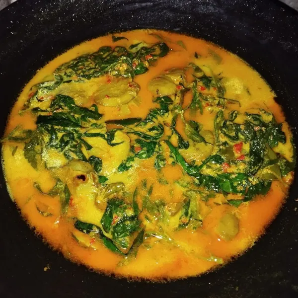 Masak hingga mendidih dan mengeluarkan minyak.