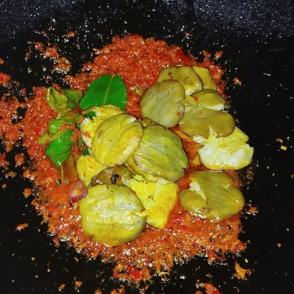 Setelah matang, tambahkan jengkol.