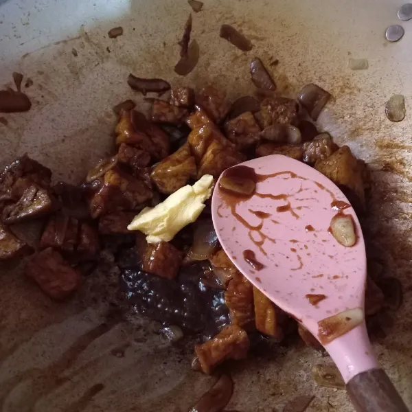 Jika kuah sudah kental, masukan 2 sdm mentega, aduk hingga mencair, lalu masukkan bawang daun. Aduk rata dan siap disajikan.