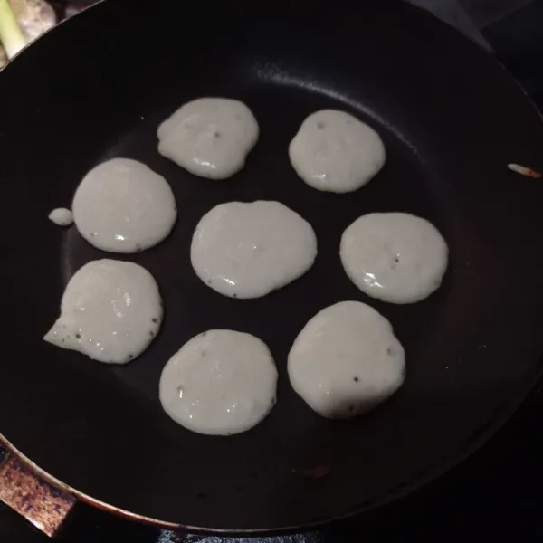 Panaskan teflon, tuang 1 sdt adonan, lalu masak sampai bagian bawah matang.