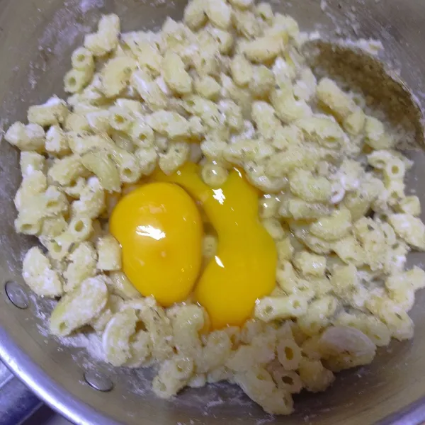 Pecahkan telur dan aduk sampai rata. Lalu tambahkan seledri.