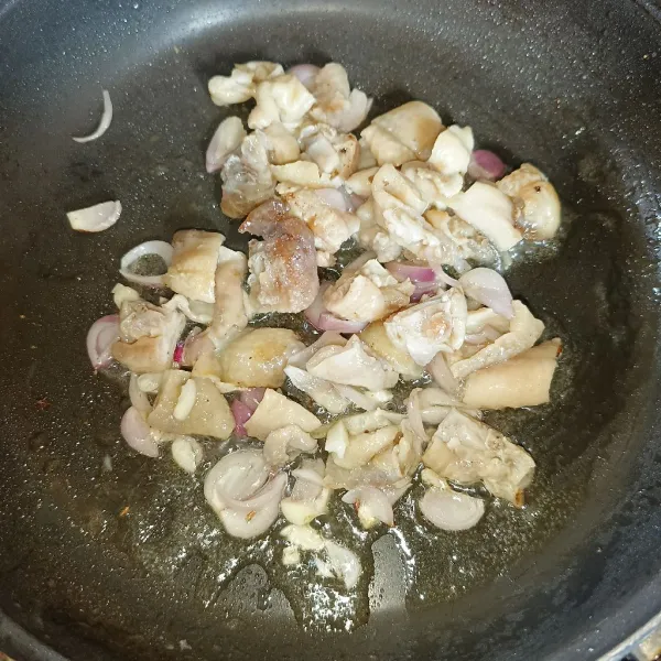 Masukkan kulit ayam dan aduk rata.