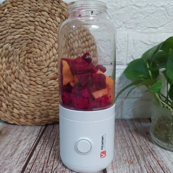 Masukkan semuanya ke dalam blender.
