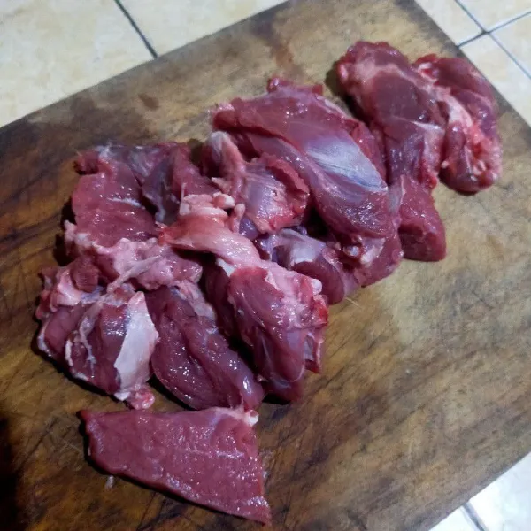 Potong potong daging sesuai selera.