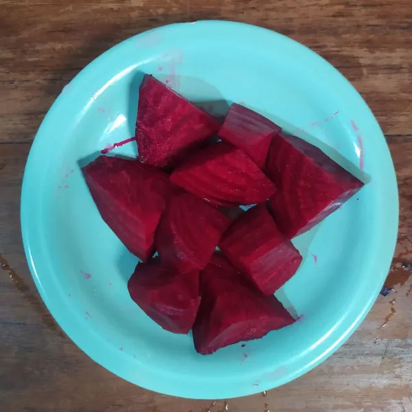 Kupas dan potong buah bit kecil-kecil.